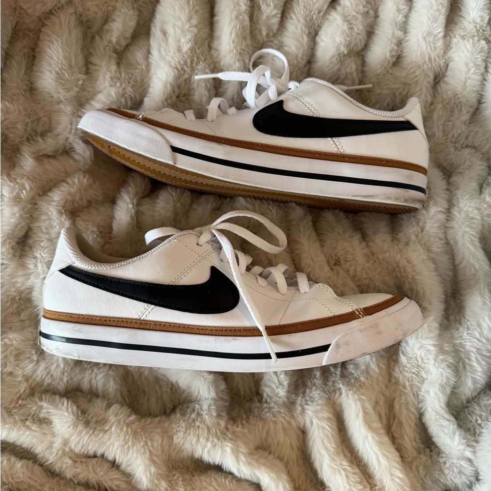 Nike Court Legacy GS in White and Black with Desert Ochre